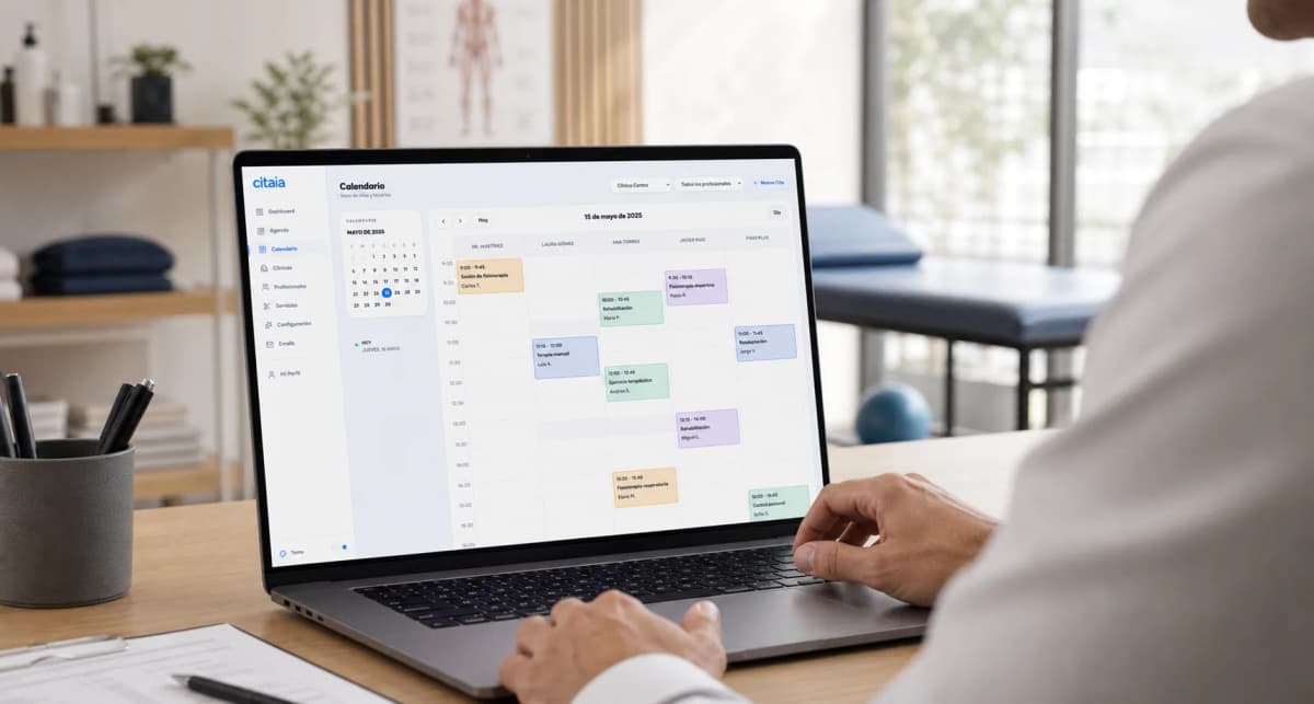 Profesional de recepción revisando el calendario de citas de la IA en citaia
